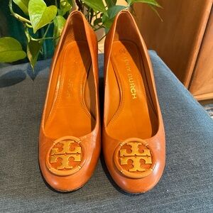 Tory Burch Sally logo wedge pumps tan size 8.5